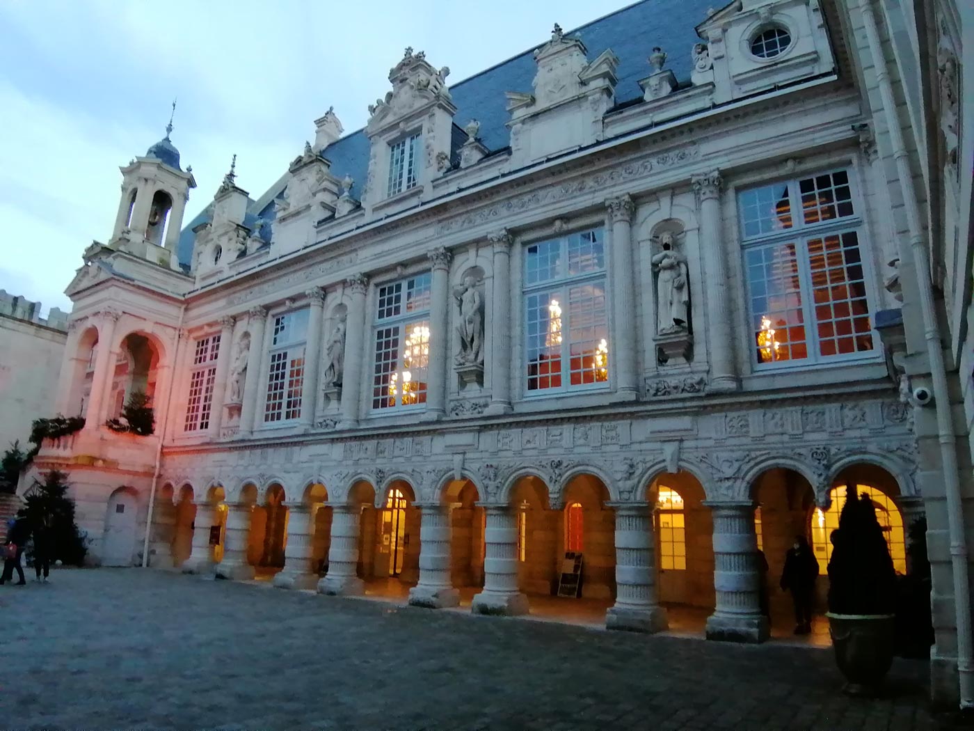 cour de l'hôtel de ville de La Rochelle