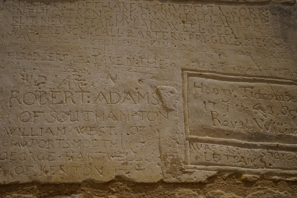 Graffitis de prisonniers dans la Tour de la Lanterne