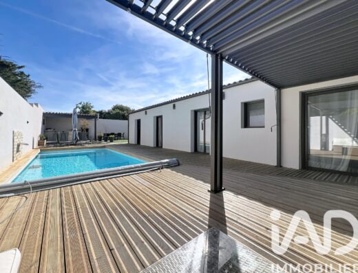 Pavillon à Charron (17230) — 211 m², 6 pièces