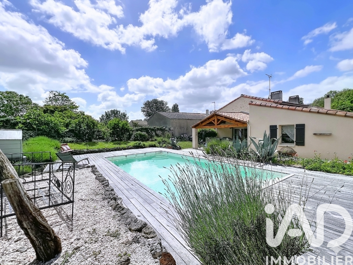 Maison à Mouzeuil-Saint-Martin (85370) — 180 m², 6 pièces — photo 2/8