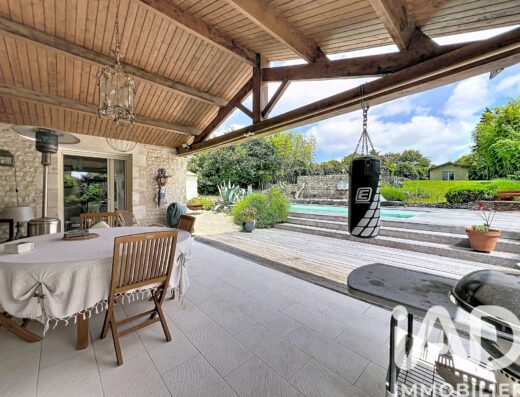 Maison à Mouzeuil-Saint-Martin (85370) — 180 m², 6 pièces