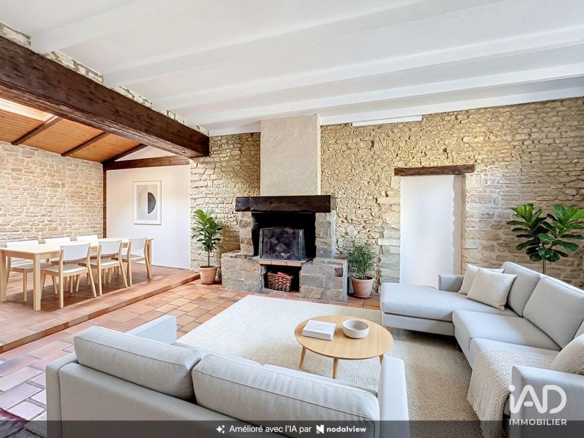 Maison à CHARRON (17230) — 168 m², 6 pièces — photo 1/8